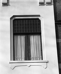 815650 Afbeelding van een venster op de eerste verdieping van het pand Nieuwegracht 1 te Utrecht.